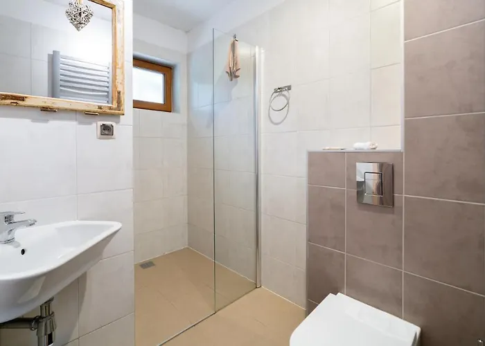 Couette-café Izbica Parking, Jacuzzi, Sauna Gratis