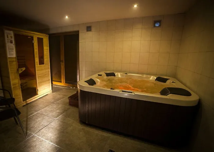 Couette-café Izbica Parking, Jacuzzi, Sauna Gratis