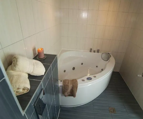 Couette-café Izbica Parking, Jacuzzi, Sauna Gratis 4*