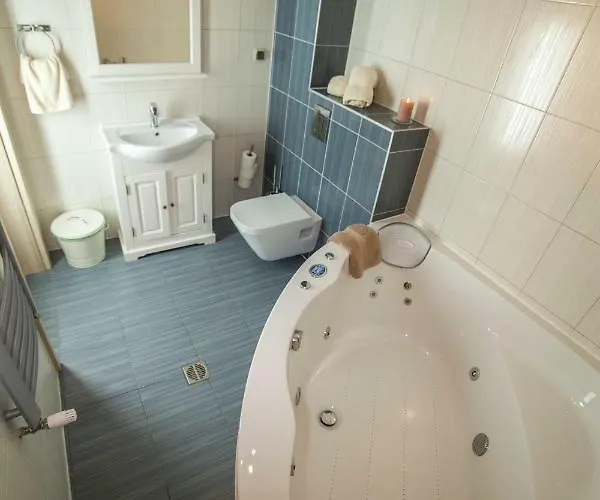 Couette-café Izbica Parking, Jacuzzi, Sauna Gratis