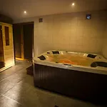 住宿加早餐酒店 Izbica Parking, Jacuzzi, Sauna Gratis