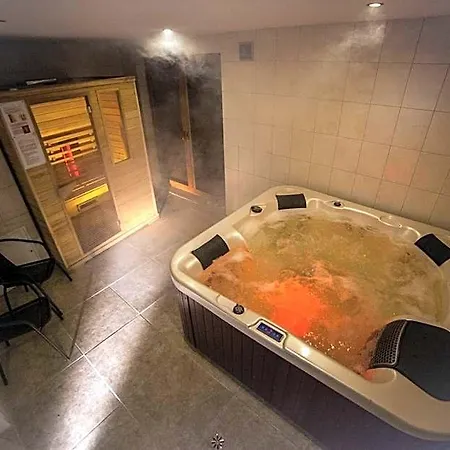 Izbica Parking, Jacuzzi, Sauna Gratis Bed & Breakfast