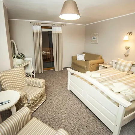 לינה וארוחת בוקר Izbica 4*