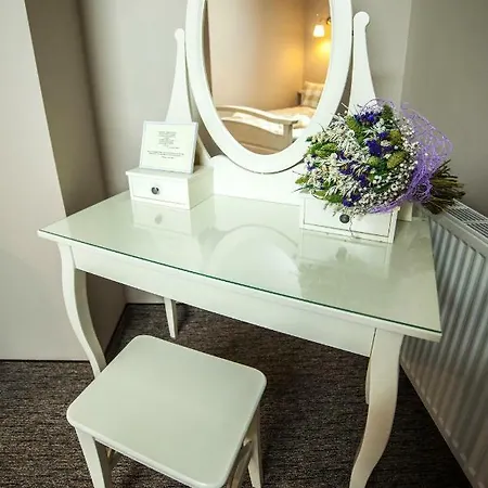 Izbica לינה וארוחת בוקר 4*